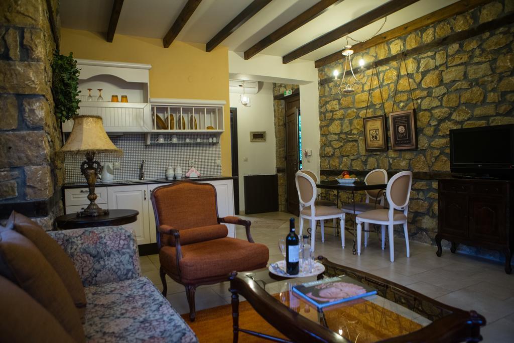 Archontiko Emmanouilidi Suites Káto Loutrákion Esterno foto