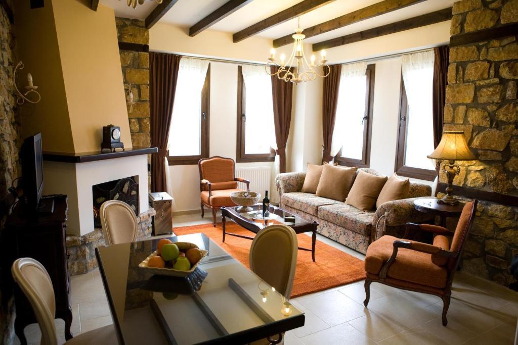 Archontiko Emmanouilidi Suites Káto Loutrákion Esterno foto